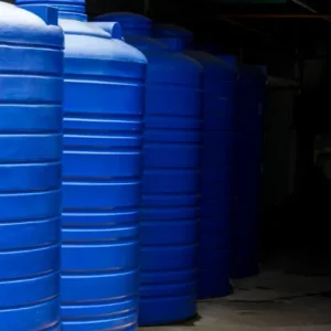 Técnico verificando caixa d’água conforme cuidados legais e sanitários para limpeza em Maringá