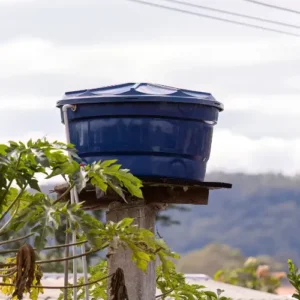 Técnico realizando limpeza de caixa d’água em Maringá para manter a água limpa e segura