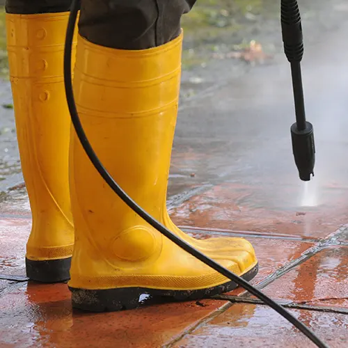 O que é o Hidrojateamento? Técnico realizando hidrojateamento em superfície externa para limpeza profissional em Maringá