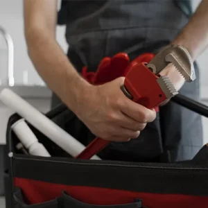 Ferramentas de encanador usadas em serviço de desentupimento profissional